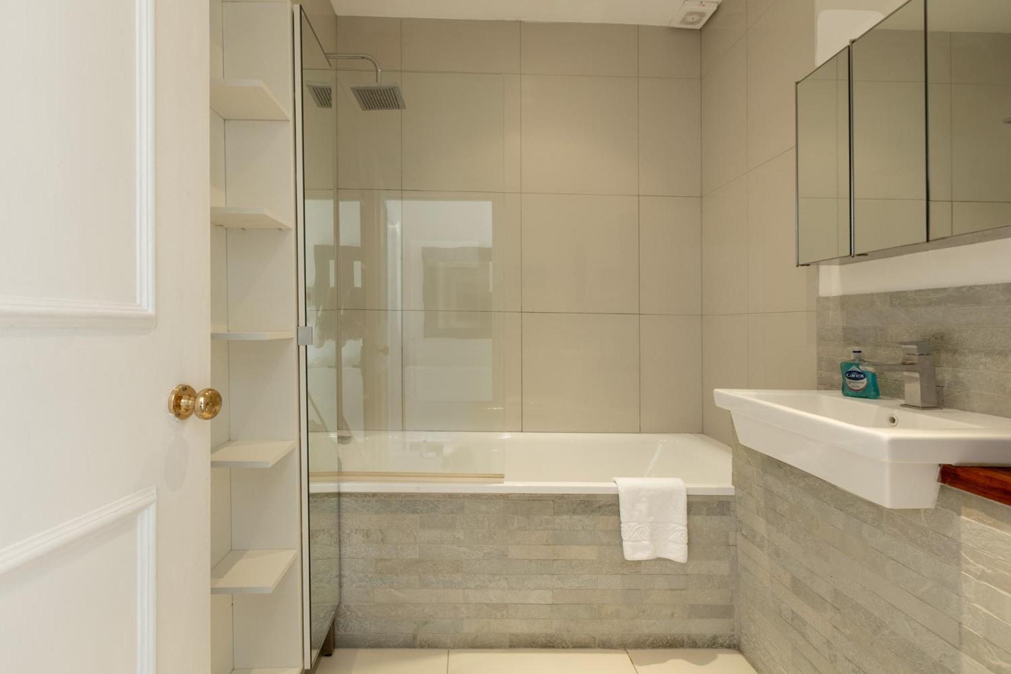 Apartment Brigth & Beautiful 1br Flat In Earls Court *